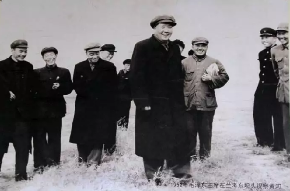 1952年毛主席考察黄河.png