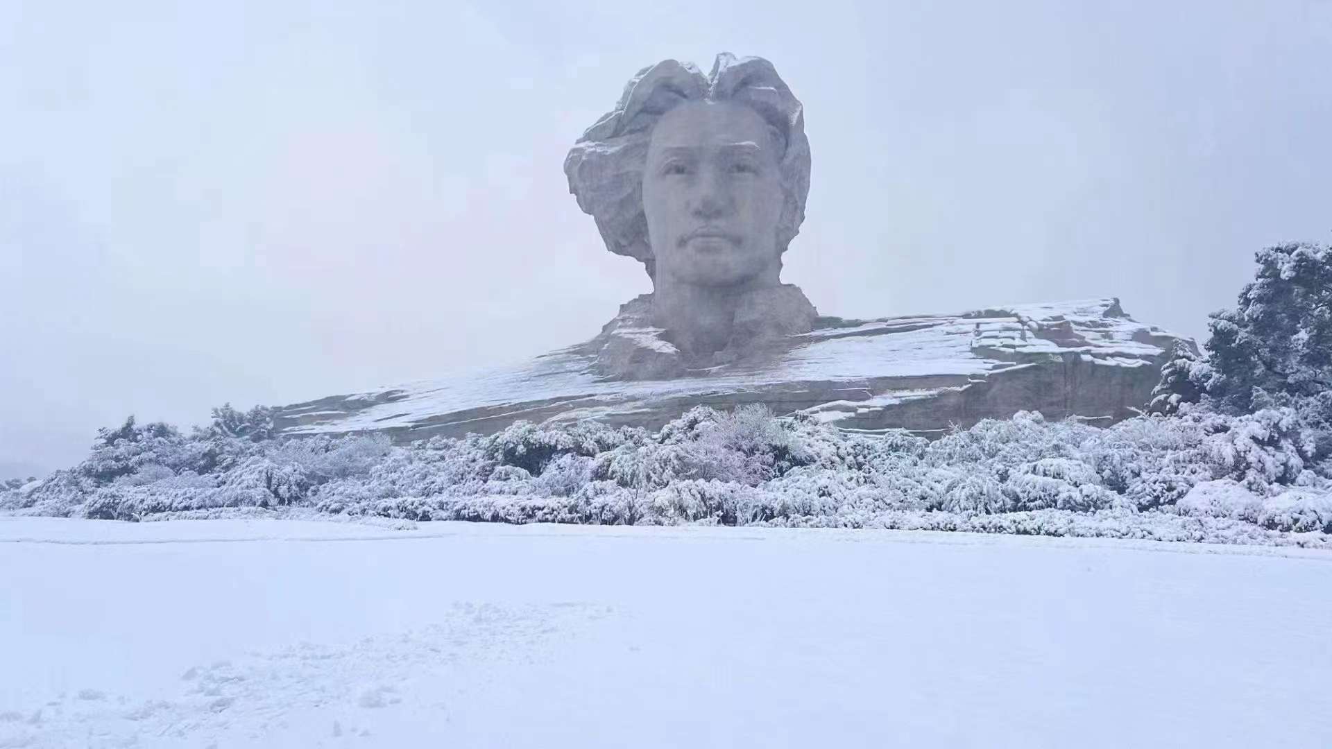 长沙雪中毛主席雕像傲然挺立.jpg